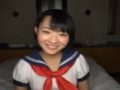 水着の日焼けあとが残るロリ可愛い18歳がはじめての撮影なのに中出しされちゃう